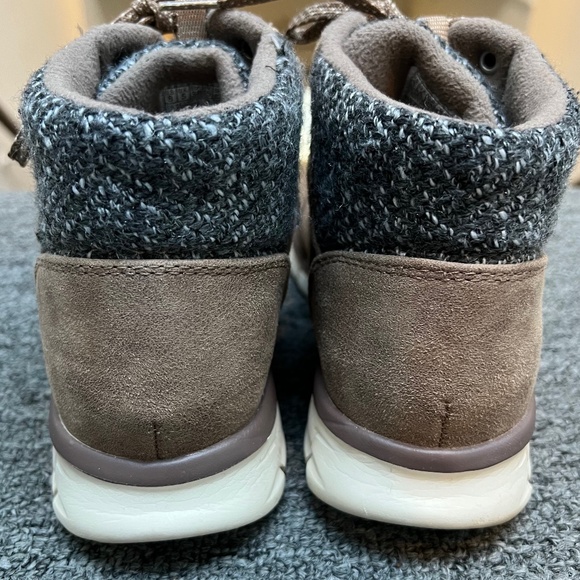 🌸 Skechers Synergy Cold Daze Casual Boots Women's Taupe - Picture 5 of 10